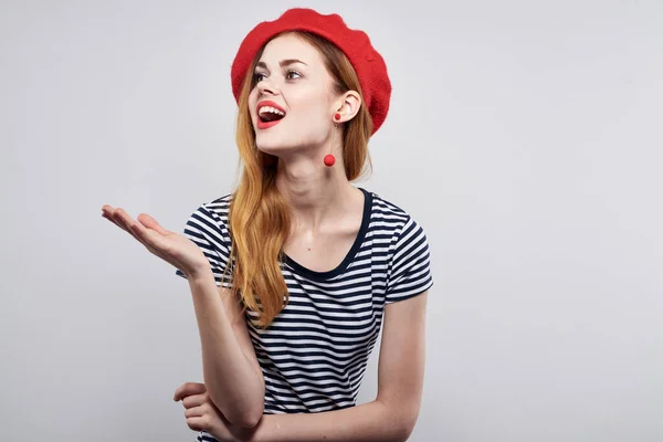 Femme gaie portant un chapeau rouge maquillage France Europe mode posant fond clair — Photo
