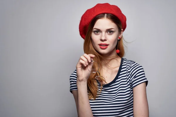 Francianő csíkos pólóban piros ajkakkal, kezével friss levegővel. — Stock Fotó