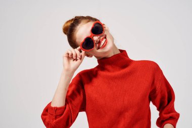 Güzel bir kadın moda pozu veriyor.