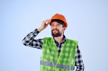 İş yeri inşaat atölyesinde çalışan sakallı adam.