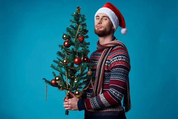 Emocjonalny mężczyzna w New Years ubrania reklama przestrzeń odizolowane tło — Zdjęcie stockowe