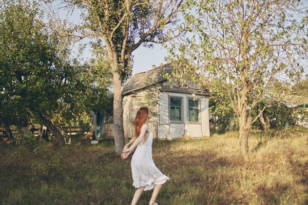 Mujer en vestido blanco verano campo naturaleza Estilo de vida — Foto de Stock