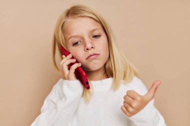 Gülümseyen küçük sevimli iletişim akıllı telefon eğlence stüdyosunun portresi.