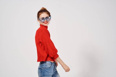 Stüdyoda poz veren gözlüklü bir kadının portresi. 