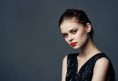 Siyah elbiseli kadın poz veriyor. Yüksek kalite fotoğraf