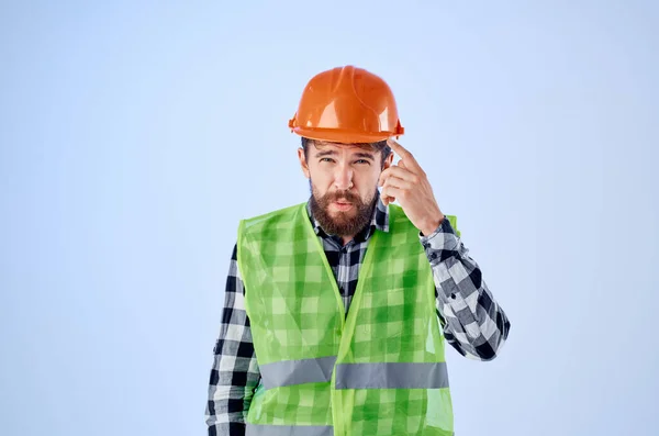 Man Met Baard Groen Vest Blauwe Achtergrond Hoge Kwaliteit Foto — Stockfoto