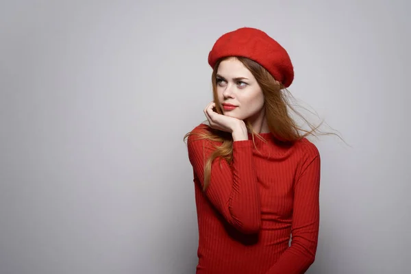 Una Mujer Bonita Con Una Gorra Roja Posando Estudio Foto — Foto de Stock