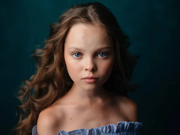 Girl with fashionable curly hairstyle posing Studio Green background — Stock Photo, Image