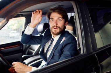 Araba süren bir iş adamı. Yüksek kalite fotoğraf