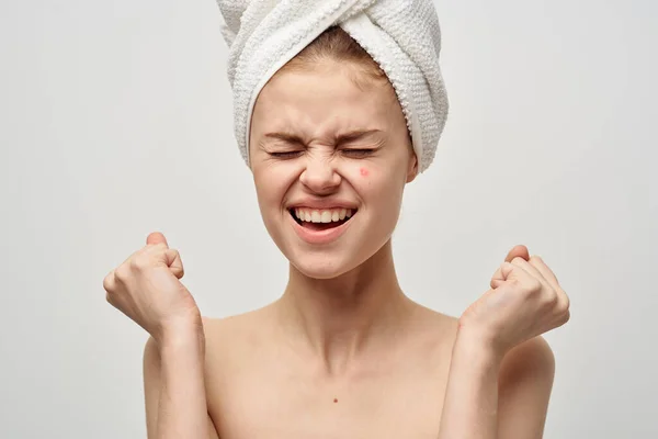 Mooie Vrouw Met Een Handdoek Het Hoofd Geïsoleerde Achtergrond Hoge — Stockfoto