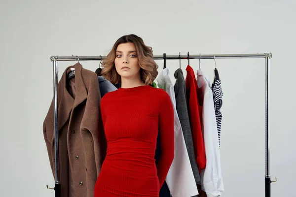 Vacker Kvinna Provar Kläder Butiken — Stockfoto