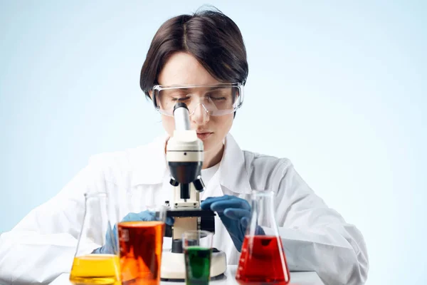 Cientista sentado à mesa microscópio pesquisa biotecnologia isolado fundo — Fotografia de Stock