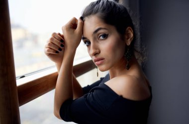 Pencere kenarında poz veren güzel bir kadın. Yüksek kalite fotoğraf