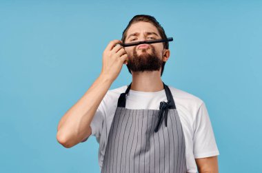 Güzellik salonunda önlüklü bir adam. Profesyonel. Yüksek kalite fotoğraf