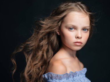 Güzel kız, şık saç stili, yakın çekim stüdyosu pozu veriyor.