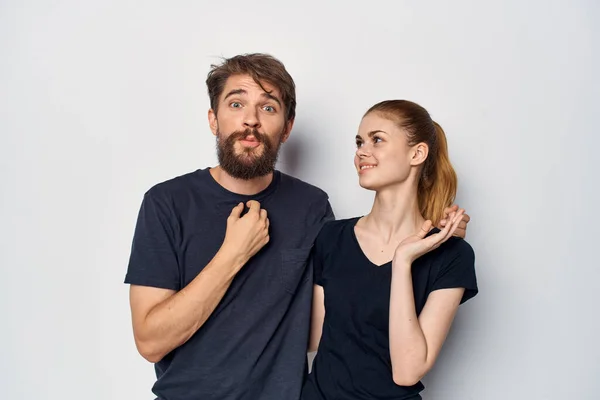 Módní muž a žena v černém tričku sluneční brýle pózovat studio životní styl — Stock fotografie