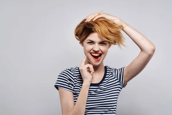 Bella Donna Una Shirt Righe Posa Studio Foto Alta Qualità — Foto Stock