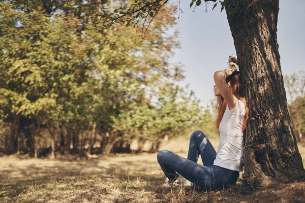 Mujer Sentada Cerca Árbol Naturaleza —  Fotos de Stock