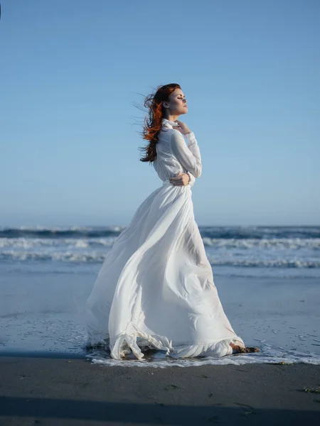 Γυναίκα Λευκό Φόρεμα Περπατώντας Κατά Μήκος Της Παραλίας — Φωτογραφία Αρχείου