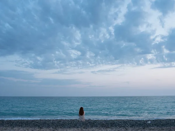 Femme Sur Plage Marchant Sur Nature Photo Haute Qualité — Photo