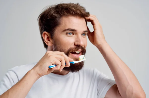 Barbudo hombre higiene dentífrico mañana luz fondo — Foto de Stock