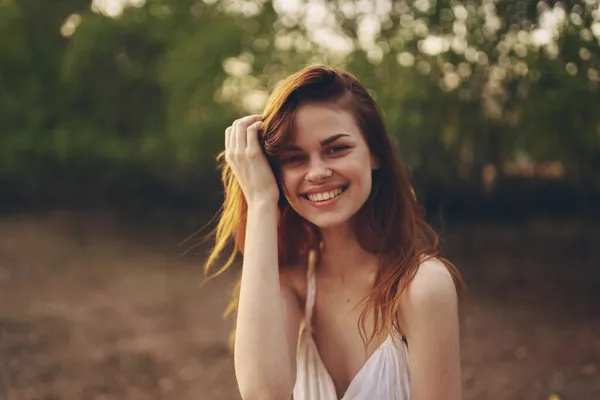Fröhliche Frau im weißen Kleid auf dem Feld Natur Emotionen Freiheit — Stockfoto