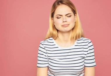 Çizgili tişörtlü sarışın kadın stüdyo duygularını altüst etti.