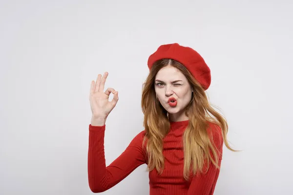 Fröhliche Frau im roten Pullover posiert im Kosmetik-Emotion-Studio — Stockfoto