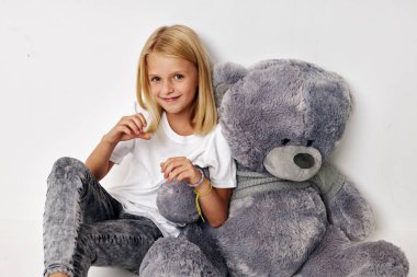 Gülümseyen küçük sevimli bir oyuncak ayı neşeli çocuk yaşam tarzı konsepti.