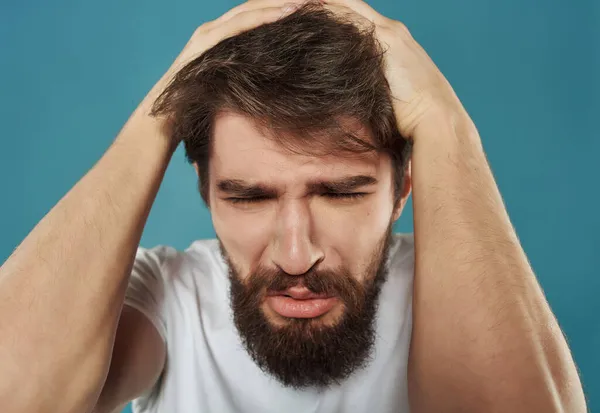 Man in een wit t-shirt ziet er serieus uit Lifestyle — Stockfoto