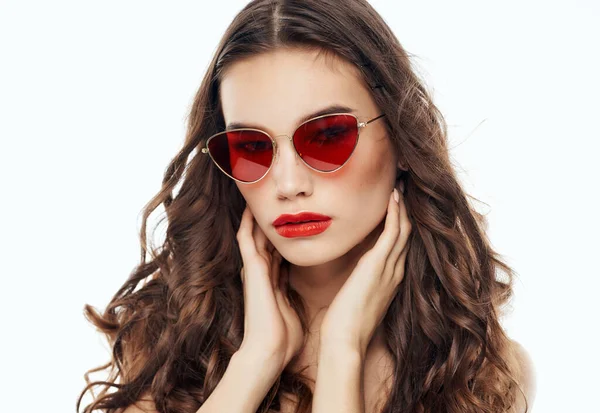 Ładna brunetka noszenie okulary glamour luksusowy moda pozowanie — Zdjęcie stockowe