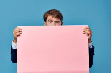 Neşeli adam pembe kağıt pazarlama eğlence ellerinde yaşam tarzı izole edilmiş arka plan