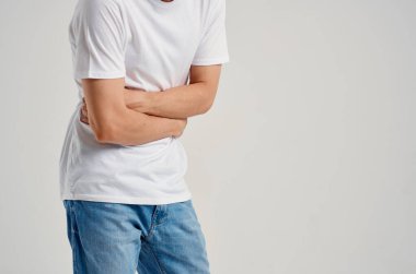 Karın ağrısı olan bir adam sağlık sorunları yaşıyor.