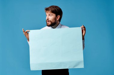 Mavi maket posterli neşeli adam fotokopi-uzay yakın çekim işareti