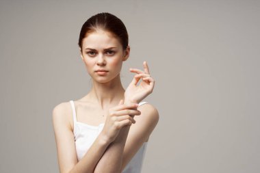 Huysuz kadın kol ağrısı, artrit kronik hastalık, izole edilmiş arka plan.