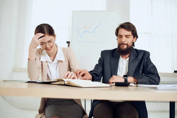 Business man and woman in office παρενόχληση Πρόβλημα σύγκρουσης — Φωτογραφία Αρχείου