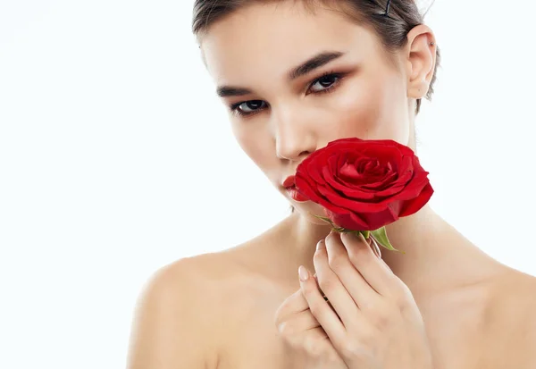 Nő fényes smink rózsa kezében tiszta bőr pózol — Stock Fotó