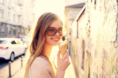 Güzel bir kadın sokak modasında yürüyor yaz mevsiminde