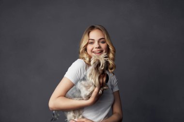 Kadın küçük bir köpek eğlencesi Stüdyo karanlık arka plan
