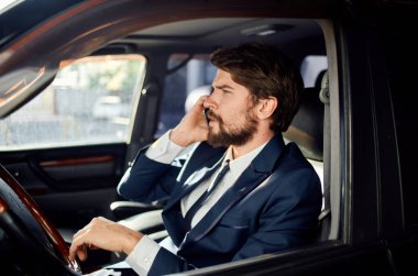 Sakallı adam. Yolcu şoförü. Kendine güven.