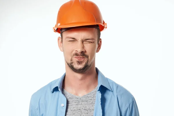 Homme en orange casque plans constructeur lumière arrière-plan — Photo