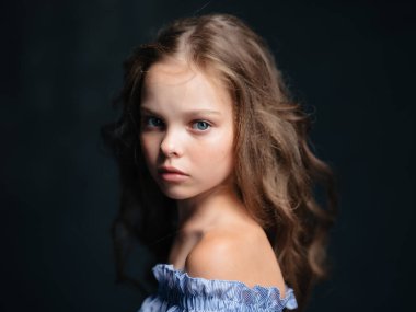 Giysiler içindeki sevimli kız, göz kamaştırıcı.