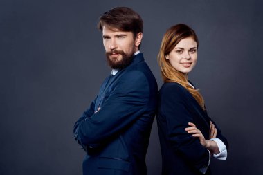 Takım elbiseli duygusal erkek ve kadınlar iş arkadaşları ofisinde çalışıyor.