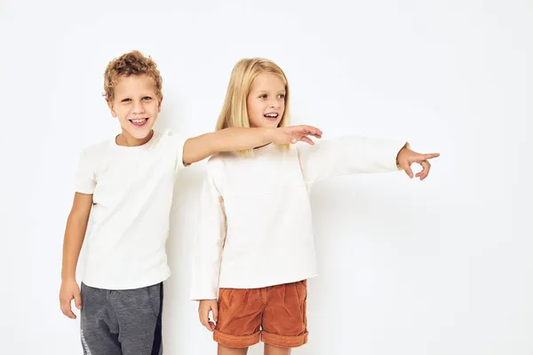 Två förskolebarn pojke och flicka lite glada glada vänner livsstil — Stockfoto