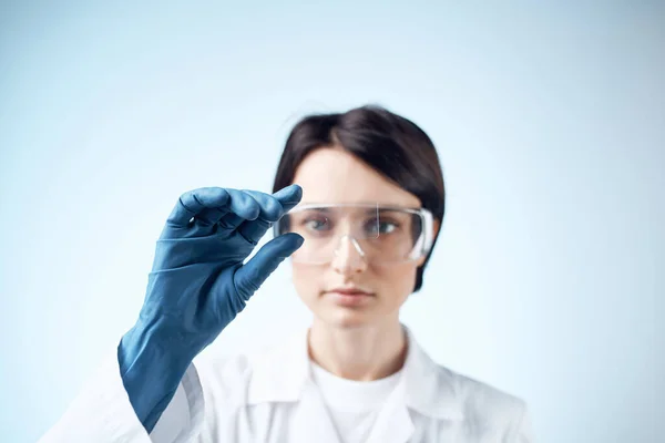 Femme médecin assis à la table microscope recherche biotechnologie gros plan — Photo