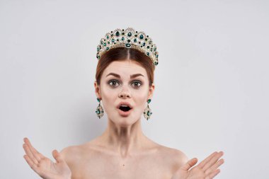 Başında taç olan bir prenses. Makyaj modeli. Yakın plan yaşam tarzı.