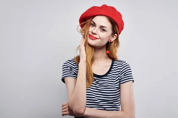 Όμορφη γυναίκα φορώντας ένα κόκκινο καπέλο μακιγιάζ Γαλλία Ευρώπη μόδας ποζάροντας στούντιο μοντέλο — Φωτογραφία Αρχείου