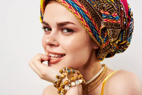Χαρούμενη γυναίκα σε πολύχρωμο τουρμπάνι ελκυστική εμφάνιση Κοσμήματα χαμόγελο απομονωμένο φόντο — Φωτογραφία Αρχείου