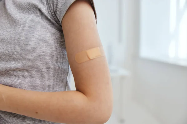Omítka na ženské ruce close-up očkovací pas — Stock fotografie