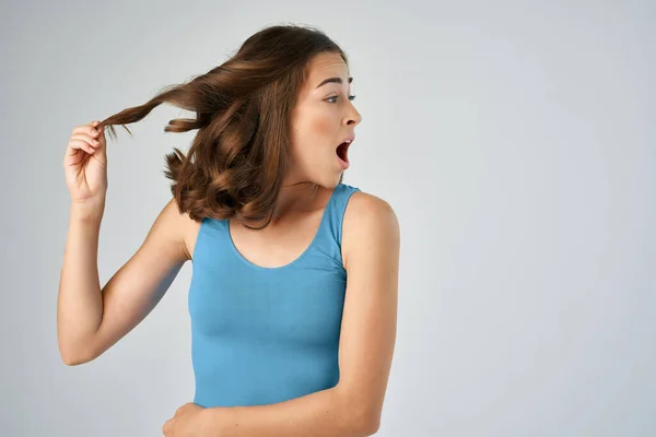 Mulher segurando cabelo penteado moda estúdio emoções — Fotografia de Stock